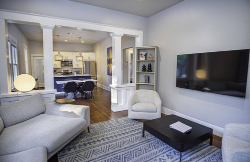 Southtown Cabaña | Chic Downtown Farmhouse With Garden and BBQ Grill