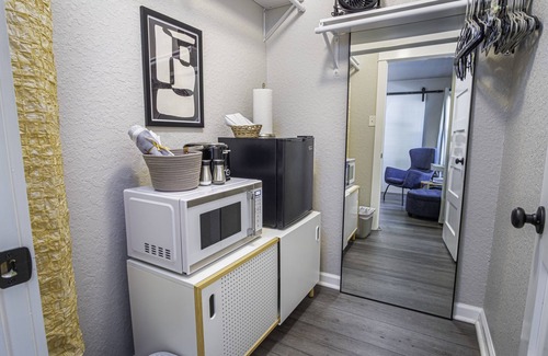 Southtown Cabaña | Chic Downtown Farmhouse With Garden and BBQ Grill