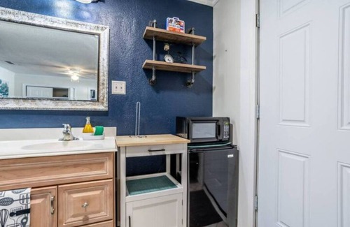 Dover Shores East Casa | Heart of Downtown Studio Pool Pet Friendly