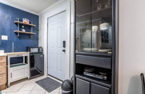 Dover Shores East Casa | Heart of Downtown Studio Pool Pet Friendly