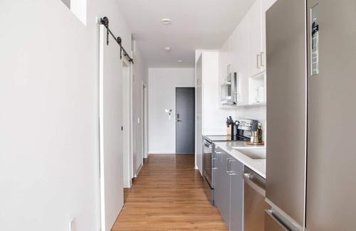 Yankee Hill Apartamento | Chic East Side 1BR Apt with Balcony, Pool, and Gym