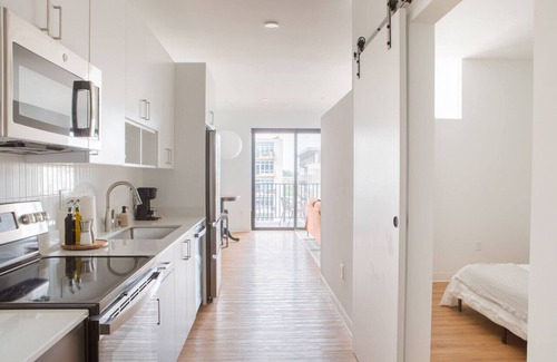Yankee Hill Apartamento | Chic East Side 1BR Apt with Balcony, Pool, and Gym