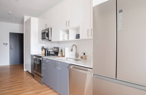 Yankee Hill Apartamento | Chic East Side 1BR Apt with Balcony, Pool, and Gym