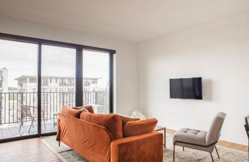 Yankee Hill Apartamento | Chic East Side 1BR Apt with Balcony, Pool, and Gym