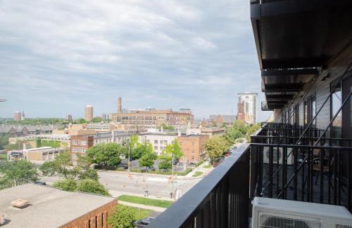 Yankee Hill Apartamento | Chic East Side 1BR Apt with Balcony, Pool, and Gym