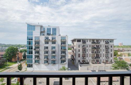 Yankee Hill Apartamento | Chic East Side 1BR Apt with Balcony, Pool, and Gym