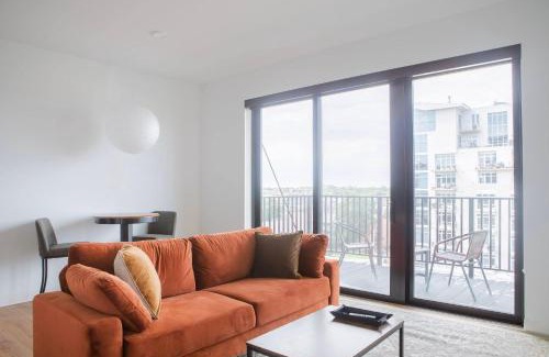 Yankee Hill Apartamento | Chic East Side 1BR Apt with Balcony, Pool, and Gym