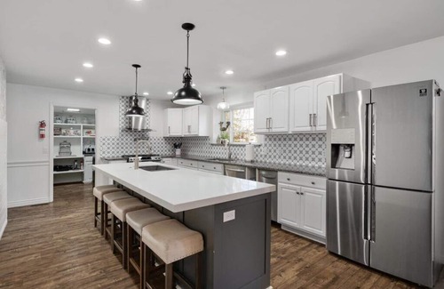 Orem Casa | Chic Escape:Pet Friendly w/Modern Charm & Waffles!