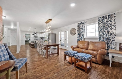 Orem Casa | Chic Escape:Pet Friendly w/Modern Charm & Waffles!