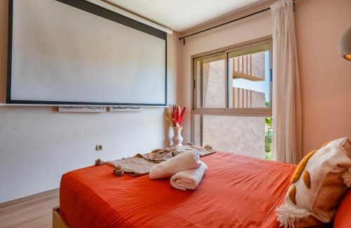 Menara Apartamento | Chic Escape Sunny Terrace Pool Cenima Bed Fiber Wi-Fi