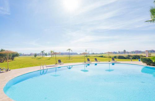 Menara Apartamento | Chic Escape Sunny Terrace Pool Cenima Bed Fiber Wi-Fi