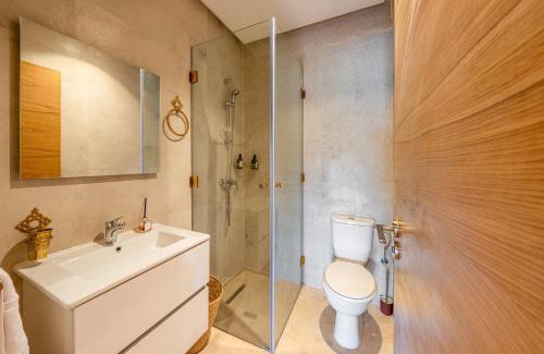 Menara Apartamento | Chic Escape Sunny Terrace Pool Cenima Bed Fiber Wi-Fi
