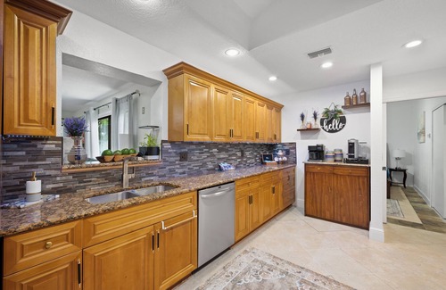 Port Saint Lucie Casa | Chic Family Friendly 4 Bedroom Home with Hot Tub+Pool Table+Game Room+WiFi