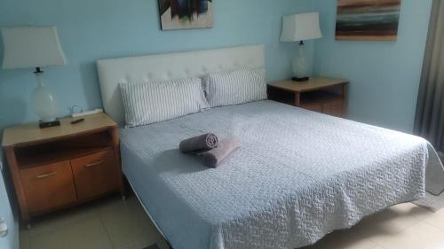 Palmas Apartamento | CHIC Family-friendly home sleeps up to 12 People, Right Unit