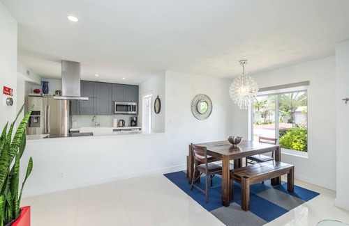 Wilton Manors Casa | Fort Lauderdale renovado Wilton Manors a mediados de siglo moderno con piscina privada.