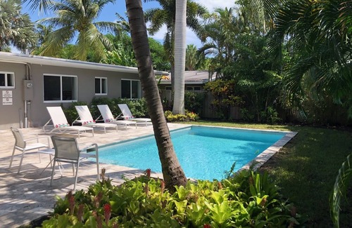Wilton Manors Casa | Fort Lauderdale renovado Wilton Manors a mediados de siglo moderno con piscina privada.