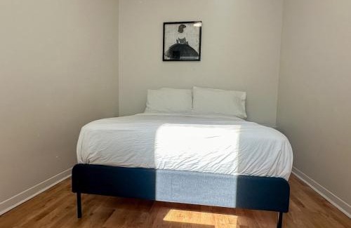 Cote-Des-Neiges—Notre-Dame-De-Grace Apartamento | Chic & Fully Furnished 2-Bedroom Apartment in Prestigious Westmount