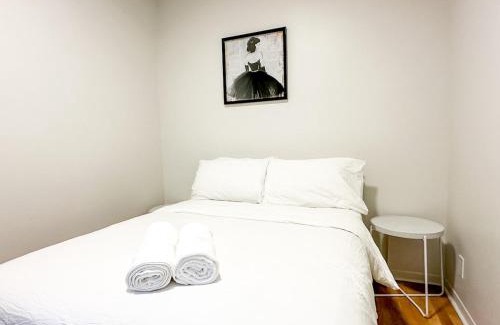 Cote-Des-Neiges—Notre-Dame-De-Grace Apartamento | Chic & Fully Furnished 2-Bedroom Apartment in Prestigious Westmount