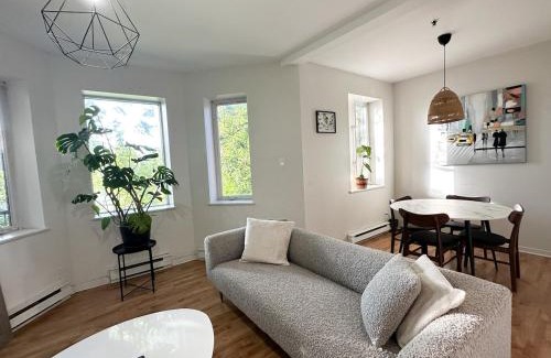 Cote-Des-Neiges—Notre-Dame-De-Grace Apartamento | Chic & Fully Furnished 2-Bedroom Apartment in Prestigious Westmount