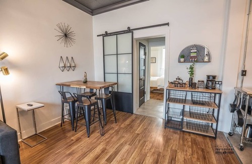 Downtown Apartamento | Chic Getaway Downtown Hub Luxe Linens Near Transit
