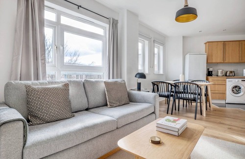 Hackney Central Apartamento | Chic Hackney 2BR in gated development, nr shops & bars, by Blueground