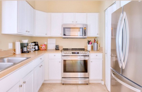 Haile Plantation Condominio | Chic Haile Village 2bed/2bath Condo Overlooking Nature -Access to Pool & Gym
