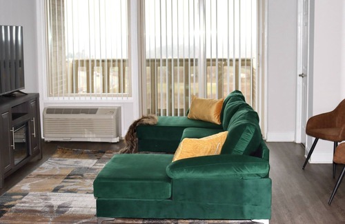 Cheltenham Apartamento | Chic High Rise Apt With a View