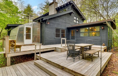 Highlands Casa | Chic Highlands Cabin Retreat with Deck and Office!