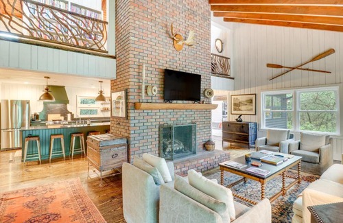 Highlands Casa | Chic Highlands Cabin Retreat with Deck and Office!