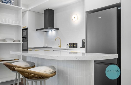 Newcastle Apartamento | Chic Honeysuckle Apartment