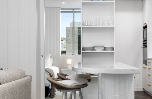 Newcastle Apartamento | Chic Honeysuckle Apartment