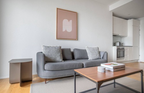 Horgen District Apartamento | Chic Horgen 2BR w/ Storage Room & Lake View, nr Market, by Blueground