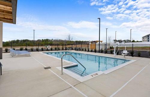 Bessemer Casa | Chic hotel in fabulous Bessemer with fitness room, WiFi, AC, Pool