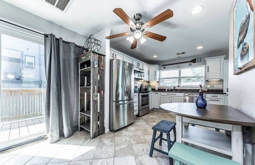 Clear Lake Shores Casa | Chic Kemah Retreat - Pet Friendly!