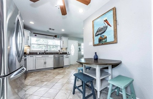 Clear Lake Shores Casa | Chic Kemah Retreat - Pet Friendly!