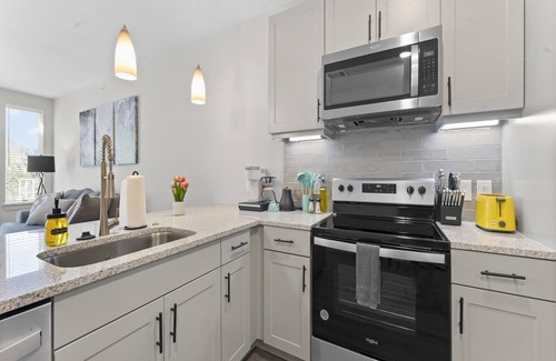 Windsor Park Apartamento | Chic King Bed 1BR Suite 5 Min to DT