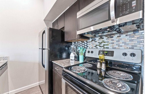 Windsor Park Apartamento | Chic King Bed 1BR Suite, 5 Min to DT