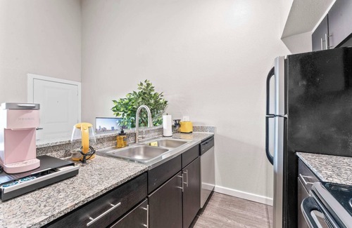 Windsor Park Apartamento | Chic King Bed 1BR Suite, 5 Min to DT