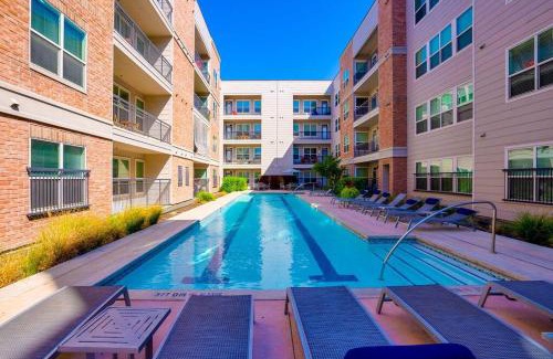Terrell Heights Apartamento | Chic King Bed Desk w/Pool