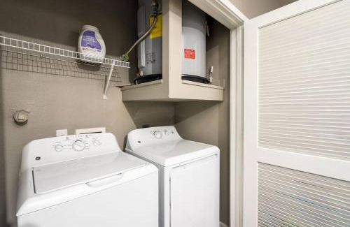 Terrell Heights Apartamento | Chic King Bed Desk w/Pool
