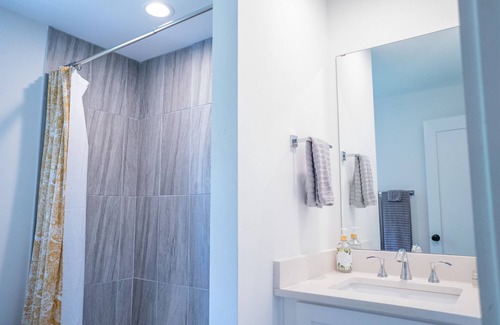 Plaza Midwood Apartamento | Chic King Bed Near Uptown