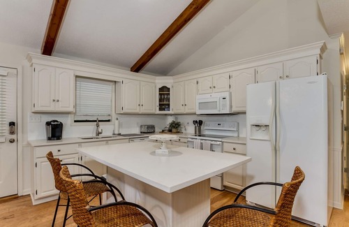 Northport Casa | Chic Lakeside Hideaway - Luxury Family Retreat