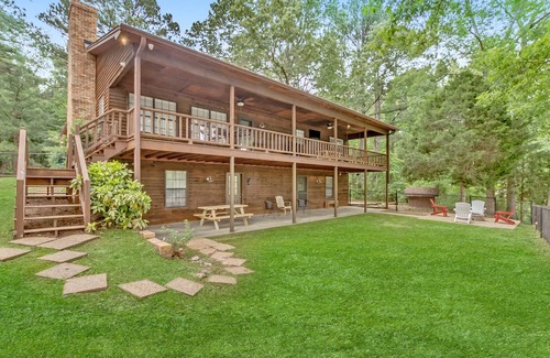 Northport Casa | Chic Lakeside Hideaway - Luxury Family Retreat