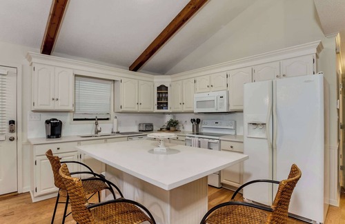 Northport Casa | Chic Lakeside Hideaway-Close to UA-5BR-Game Room