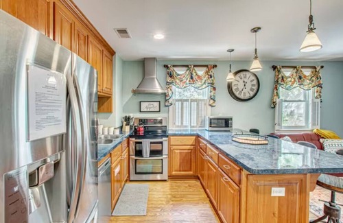 Summerville Historic District Apartamento | Chic Loft over The Azalea Cocktail Bar & Garden