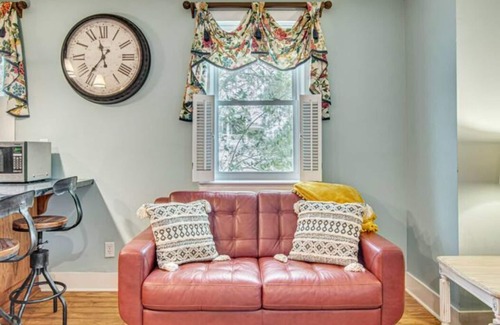 Summerville Historic District Apartamento | Chic Loft over The Azalea Cocktail Bar & Garden