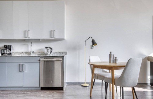 Logan Square Apartamento | Chic Logan Square Studio w/ Roof Deck & Gym, 1 block to L, by Blueground