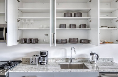 Logan Square Apartamento | Chic Logan Square Studio w/ Roof Deck & Gym, 1 block to L, by Blueground