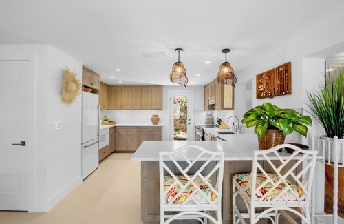 Longbeach Village Casa | Chic Longboat Key Retreat, Close to Beach and Dining!