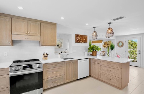 Longbeach Village Casa | Chic Longboat Key Retreat, Close to Beach and Dining!